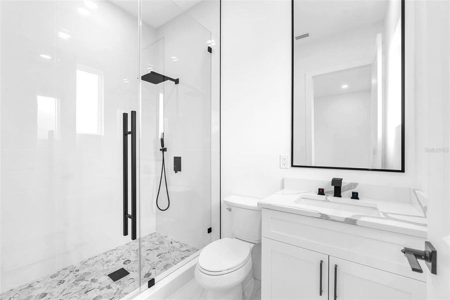 Furnished interior view inside a new home in , Thonotosassa (Image 7).