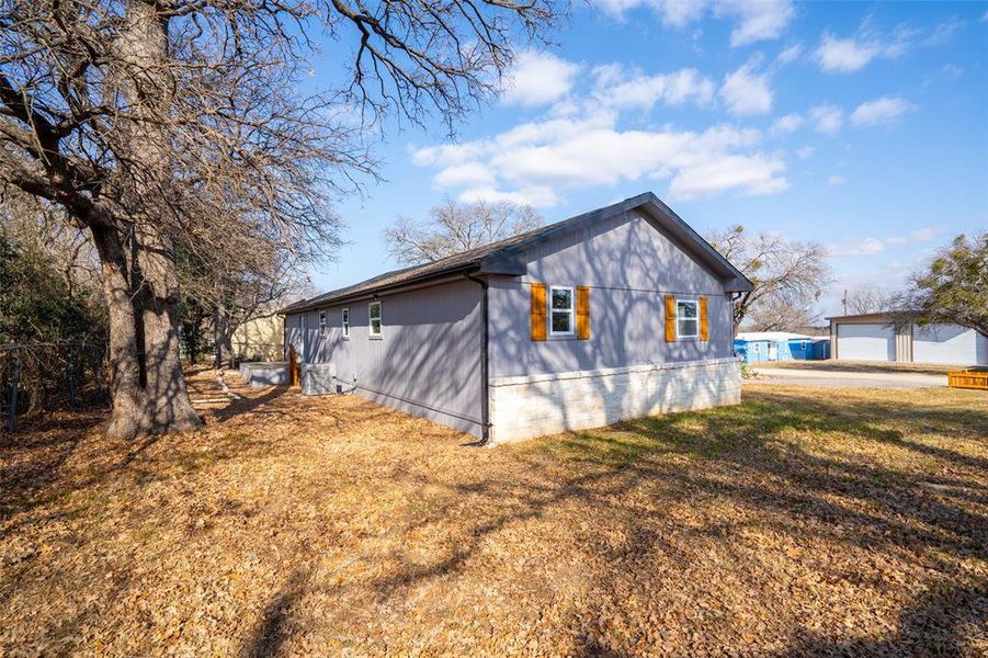 Exterior details and patio area of a home in , Comanche (Image 22).