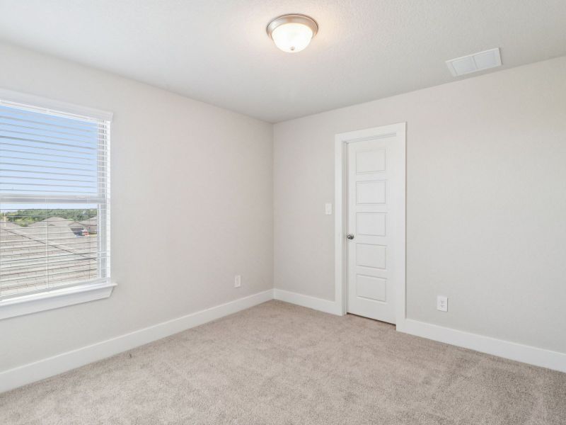 Spacious, unfurnished interior of a new home in Royal Crest, San Antonio (Image 21).