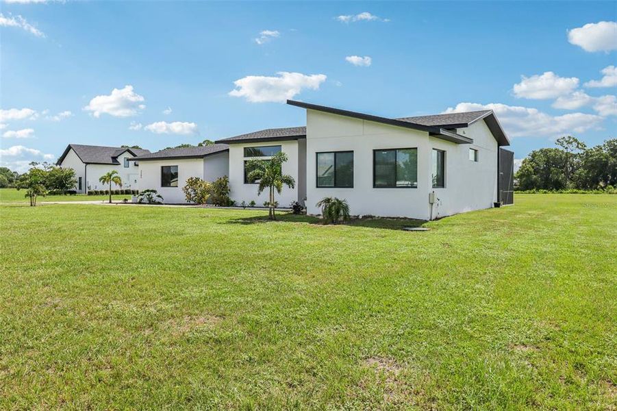 Exterior details and patio area of a home in , Tavares (Image 25).