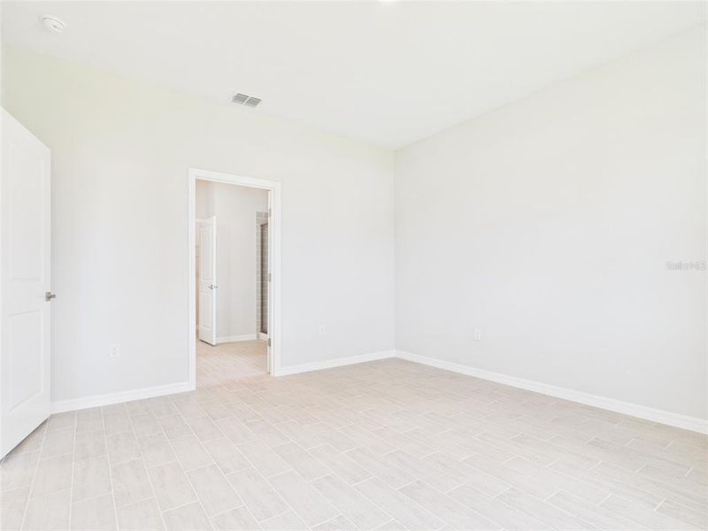 Spacious, unfurnished interior of a new home in , Ocala (Image 18).