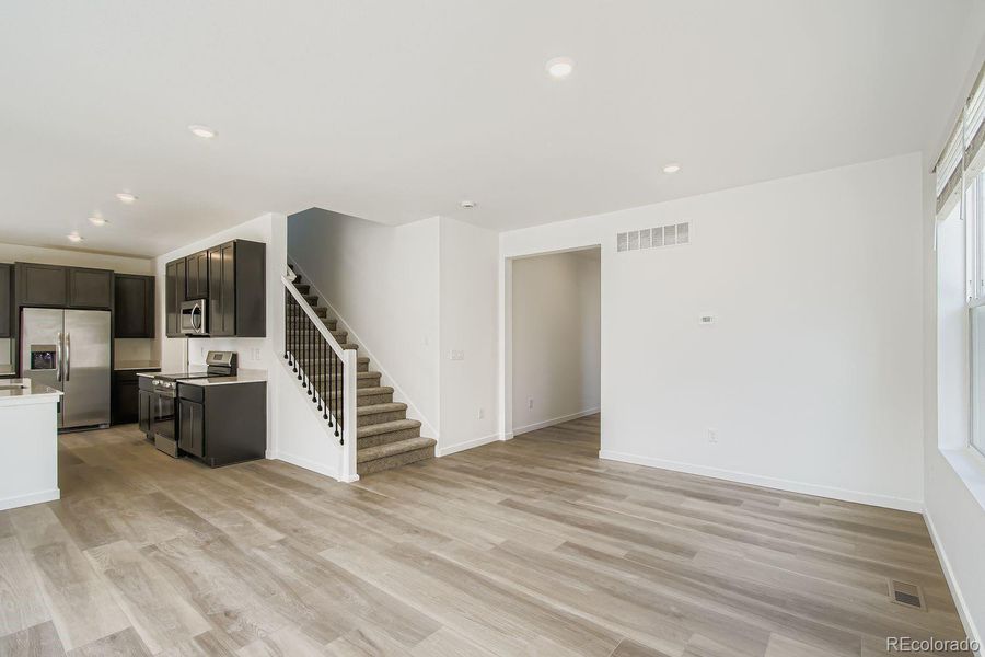 Spacious, unfurnished interior of a new home in Ken-Caryl Ranch: The Pioneer Collection, Littleton (Image 10).
