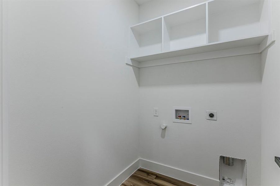 Spacious, unfurnished interior of a new home in , Malakoff (Image 19).