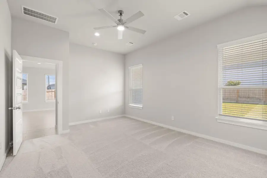 Spacious, unfurnished interior of a new home in Morton Creek Ranch, Katy (Image 10).
