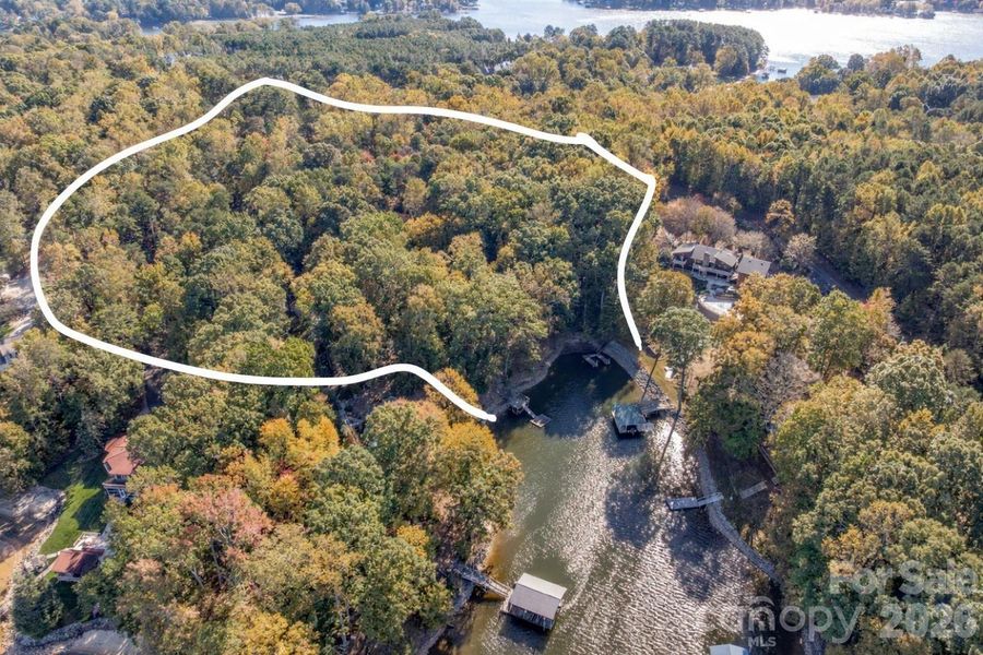 Approximate outline of surveyed 8 acres estate on Lake Norman