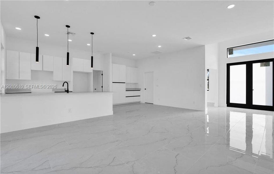 Spacious, unfurnished interior of a new home in , Lehigh Acres (Image 14).