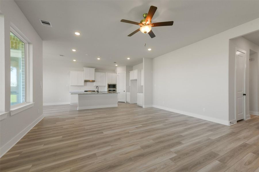 Spacious, unfurnished interior of a new home in Lago Mar, Texas City (Image 21).