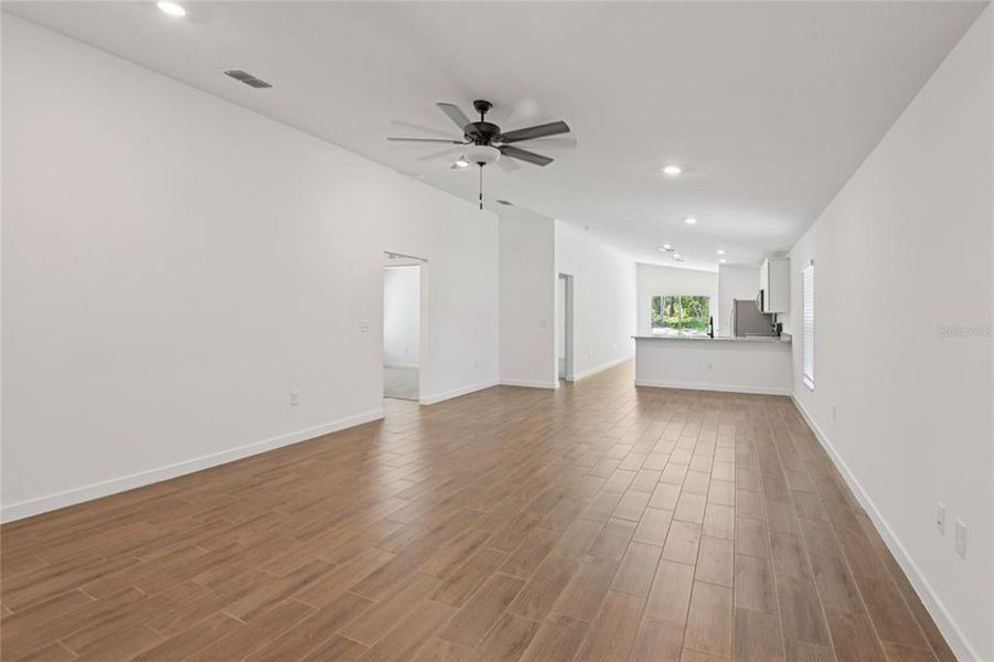 Spacious, unfurnished interior of a new home in Royal Highlands, Weeki Wachee (Image 7).