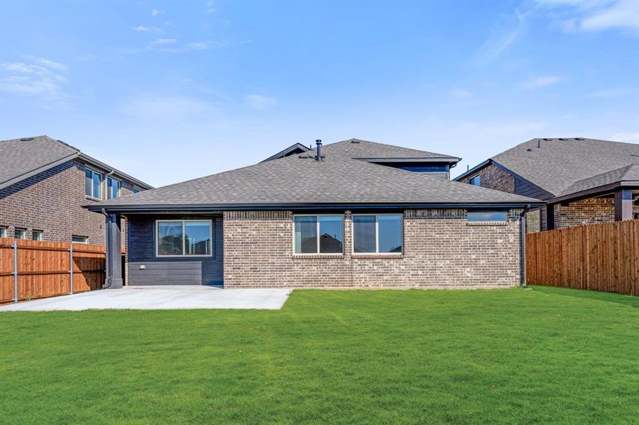 Exterior details and patio area of a home in Eagle Glen Elements, Alvarado (Image 3).