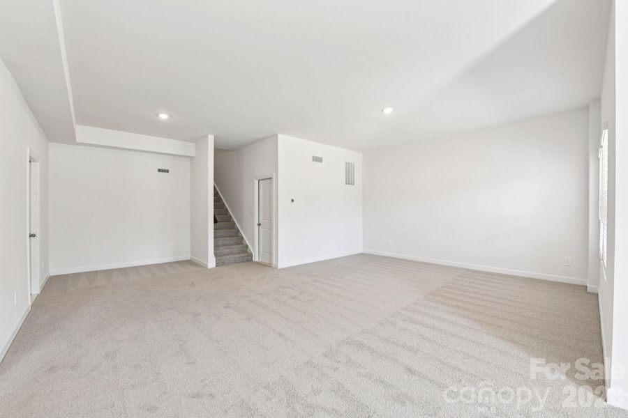 Spacious, unfurnished interior of a new home in Brighton Springs, York (Image 11).