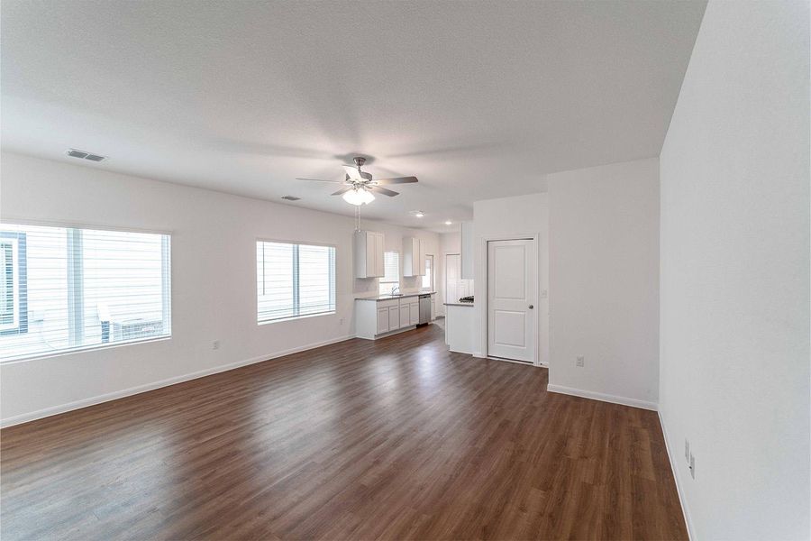 Spacious, unfurnished interior of a new home in Paramount, Kyle (Image 8).
