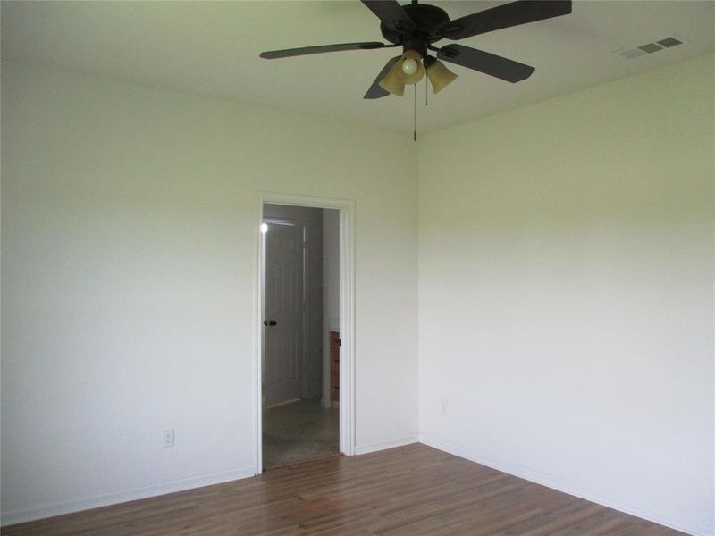 Spacious, unfurnished interior of a new home in , Kaufman (Image 9).
