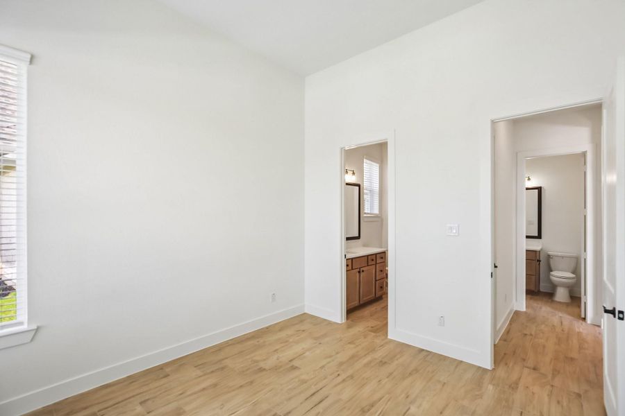 Spacious, unfurnished interior of a new home in , Mont Belvieu (Image 27).