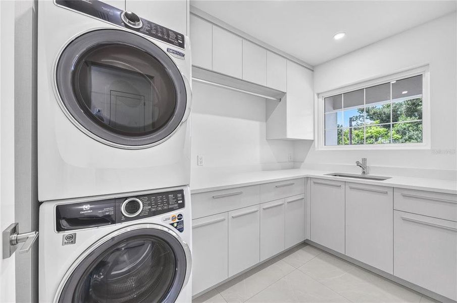 Furnished interior view inside a new home in , Sarasota (Image 7).