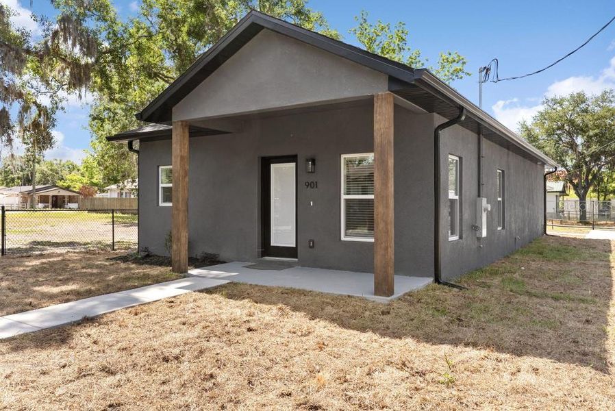 Exterior details and patio area of a home in , Plant City (Image 17).