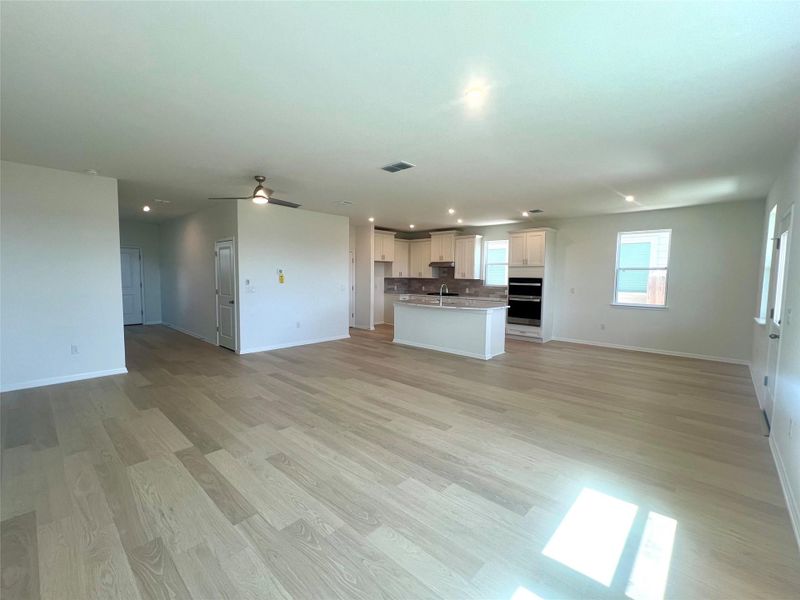 Spacious, unfurnished interior of a new home in Porter Country, Buda (Image 12).