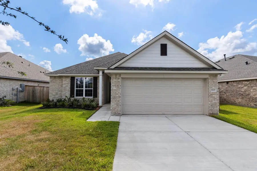Exterior details and patio area of a home in Ladera Creek, Conroe (Image 9).