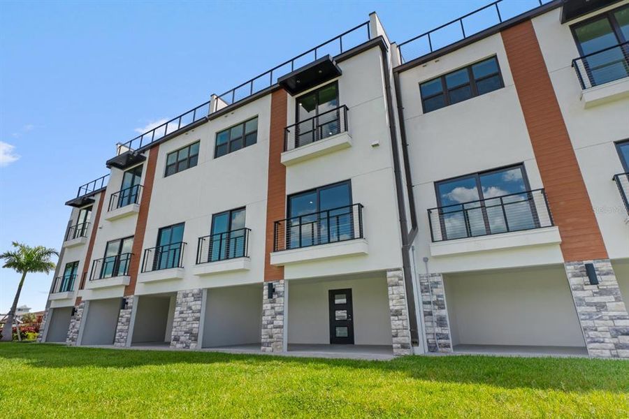 Condo located in Apollo Beach, FL showcasing its design and architecture (Image 2).