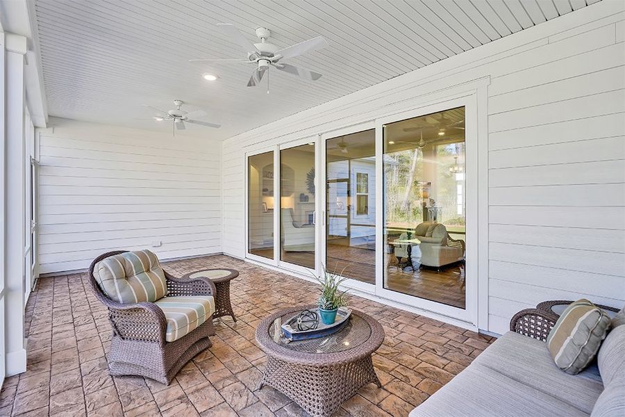 Hamilton Bay, Loggia