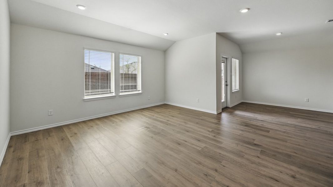 Spacious, unfurnished interior of a new home in Stonewyck Farms, Ennis (Image 19).