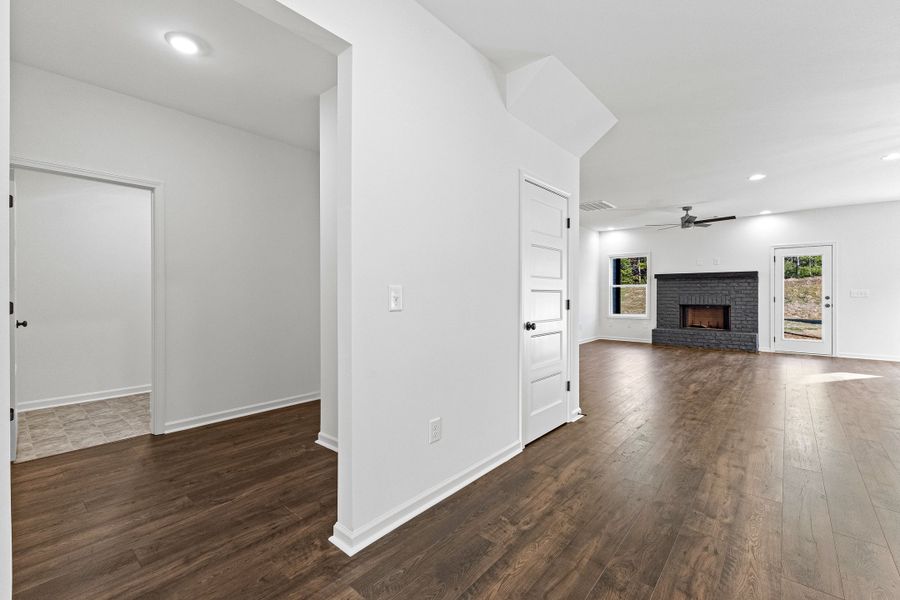 Spacious, unfurnished interior of a new home in Standing Oaks, Senoia (Image 20).