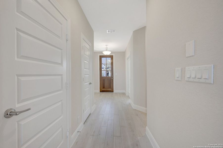 Spacious, unfurnished interior of a new home in Davis Ranch 50', San Antonio (Image 33).