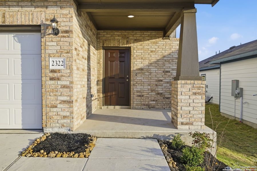 Exterior details and patio area of a home in Hunters Ranch, San Antonio (Image 18).