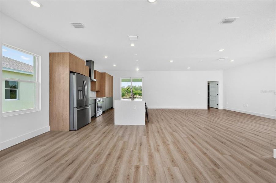 Spacious, unfurnished interior of a new home in , Rotonda West (Image 37).