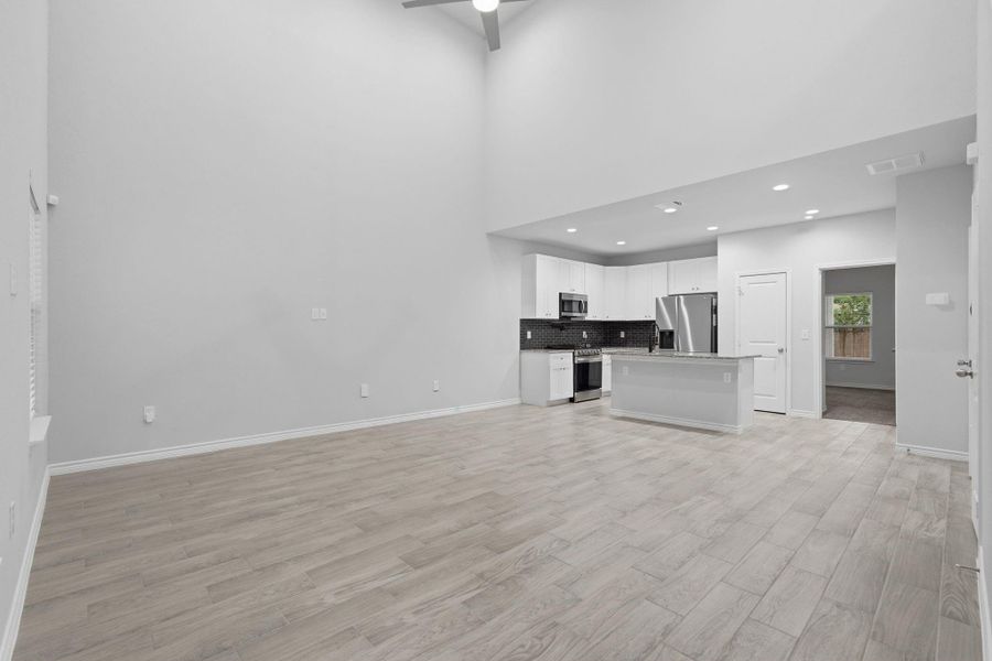 Spacious, unfurnished interior of a new home in Arrowhead Lakes, Willis (Image 13).