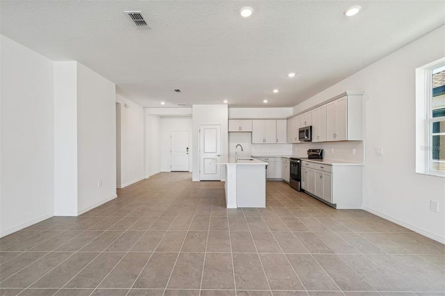 Spacious, unfurnished interior of a new home in Southpointe, Palmetto (Image 11).