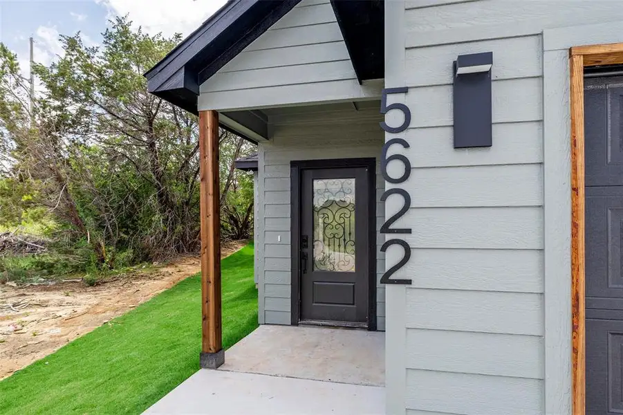 Exterior details and patio area of a home in , Granbury (Image 4).