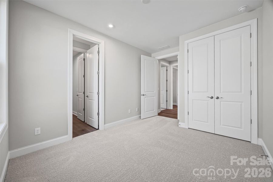 Spacious, unfurnished interior of a new home in Handsmill on Lake Wylie, York (Image 19).