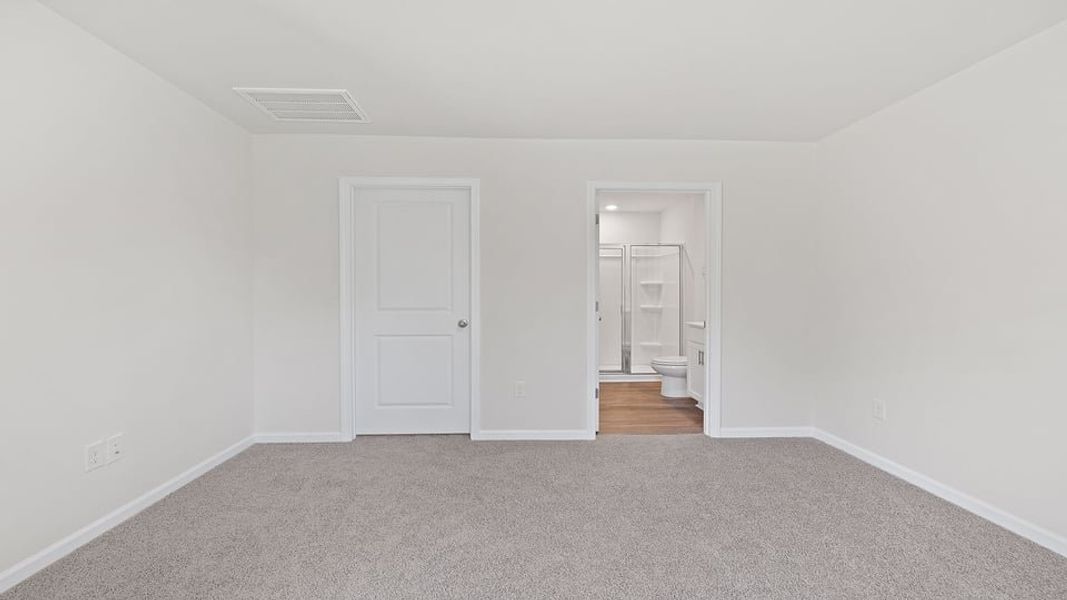 Spacious, unfurnished interior of a new home in Cloverdale Hills, Piedmont (Image 20).