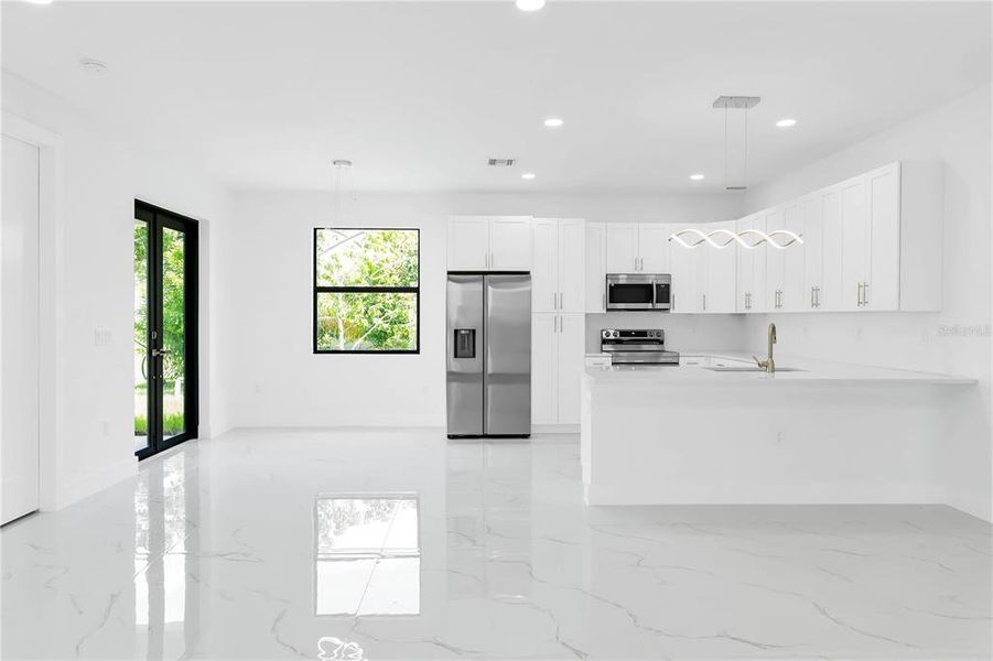 Spacious, unfurnished interior of a new home in , Port Charlotte (Image 10).
