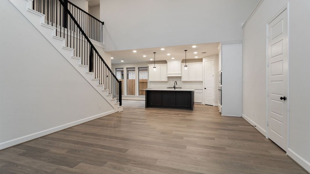 Spacious, unfurnished interior of a new home in Lakes of Cane Island, Katy (Image 17).