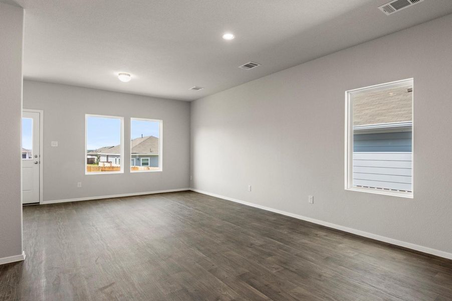 Spacious, unfurnished interior of a new home in Cloverleaf, Austin (Image 26).