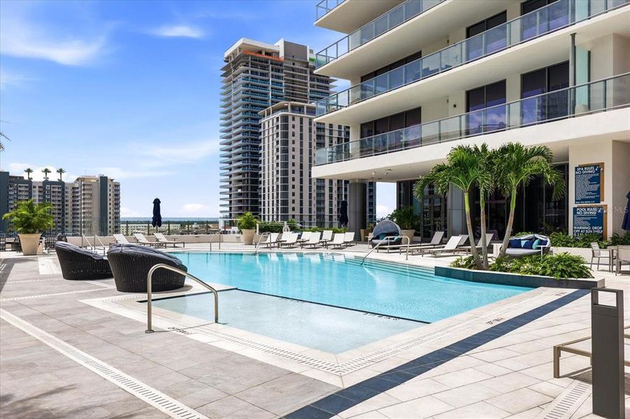 Condo located in St. Petersburg, FL showcasing its design and architecture (Image 35).