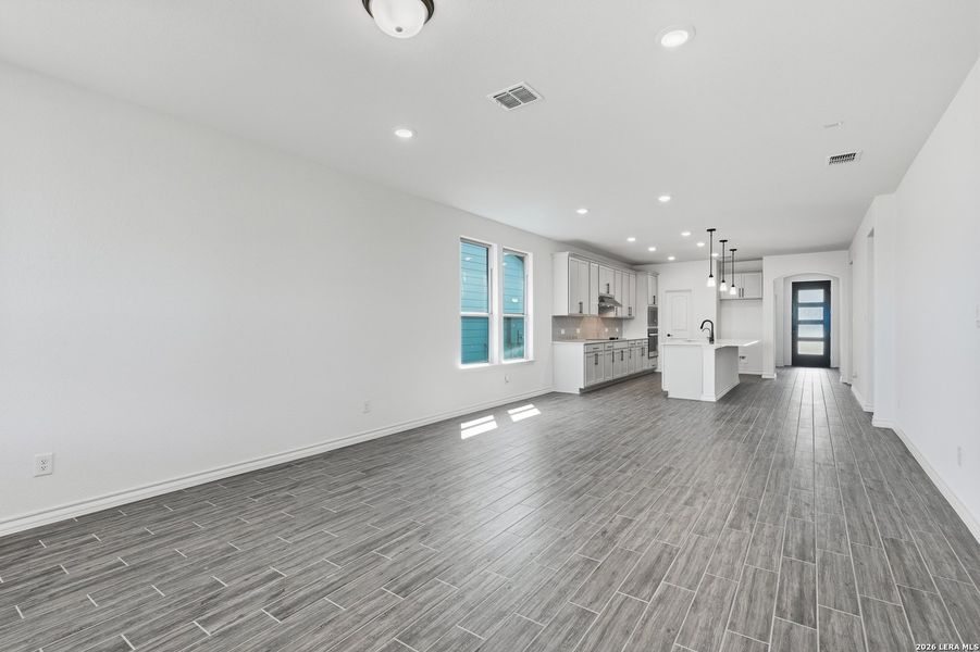 Spacious, unfurnished interior of a new home in Bison Ridge, San Antonio (Image 13). Spacious, unfurnished interior of a new home in Bison Ridge, San Antonio (Image 13).