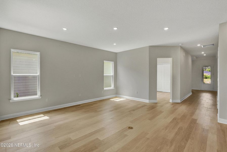 Spacious, unfurnished interior of a new home in Hyland Trail, Green Cove Springs (Image 13).