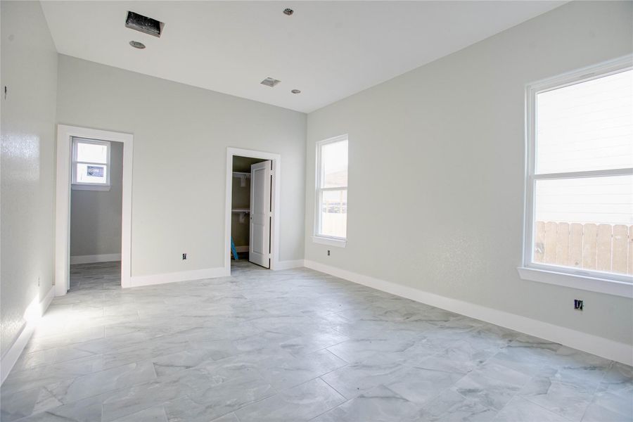 Spacious, unfurnished interior of a new home in , Houston (Image 5).