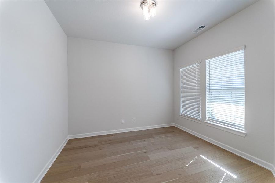 Spacious, unfurnished interior of a new home in Heath Golf & Yacht Club, Heath (Image 27).