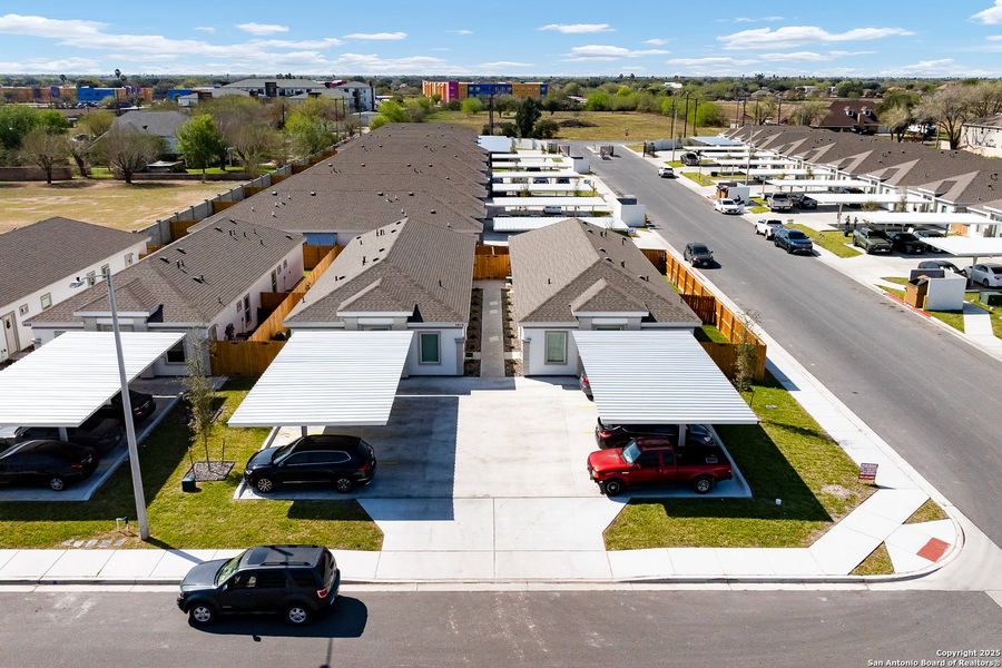 Exterior details and patio area of a home in , Edinburg (Image 4).