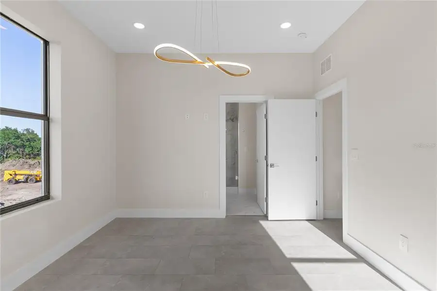 Spacious, unfurnished interior of a new home in , Tampa (Image 19).