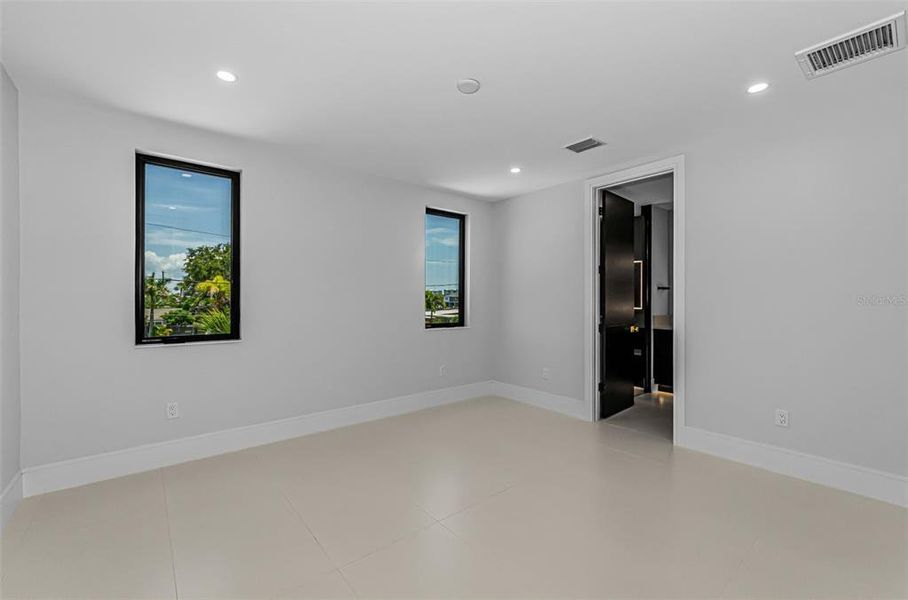 Spacious, unfurnished interior of a new home in , Treasure Island (Image 66).