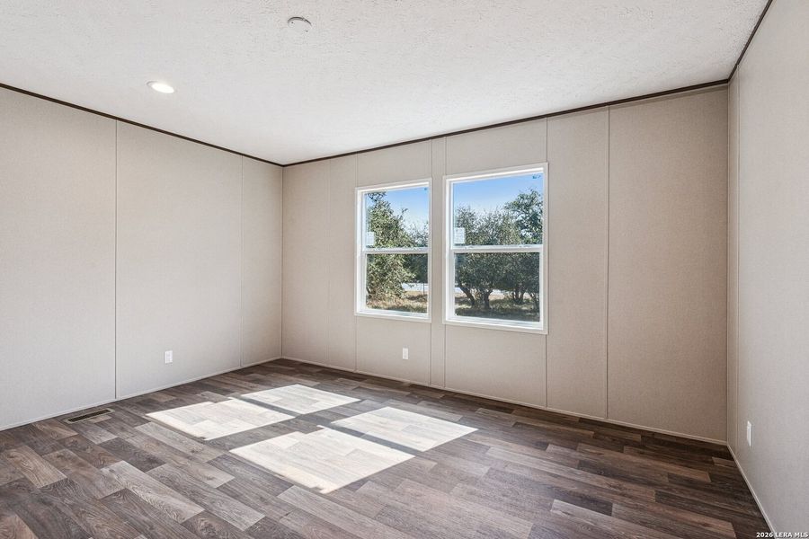 Spacious, unfurnished interior of a new home in , Hondo (Image 20).