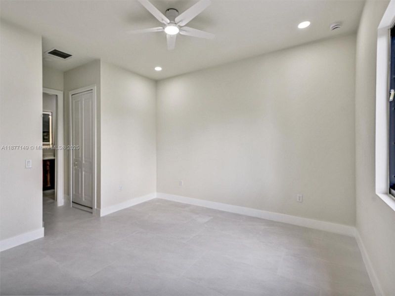 Spacious, unfurnished interior of a new home in , Lehigh Acres (Image 14).
