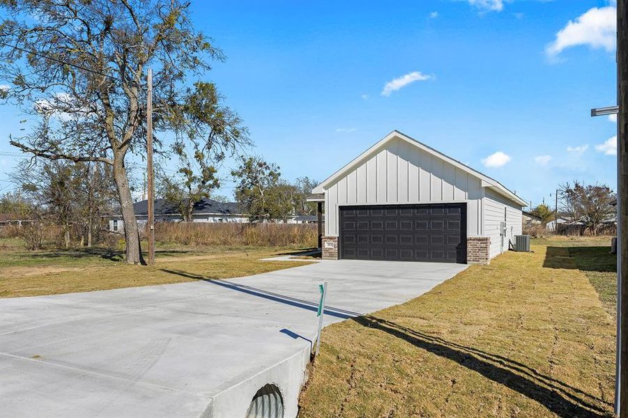Front exterior of a new home in , Itasca, TX, highlighting curb appeal (Image 2). Front exterior of a new home in , Itasca, TX, highlighting curb appeal (Image 2).