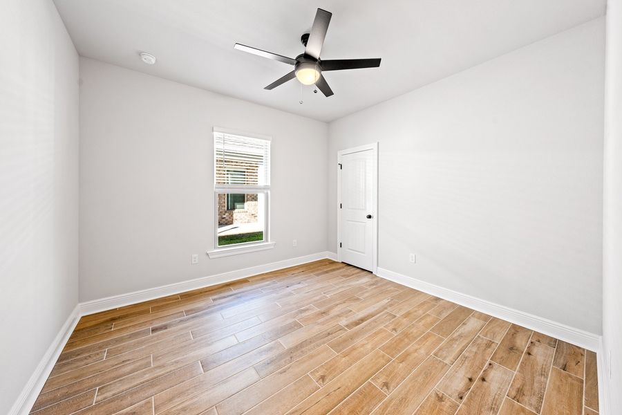 Spacious, unfurnished interior of a new home in The Bluffs at Lafayette, Freeport (Image 11).