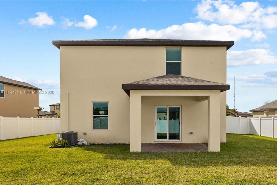 Exterior details and patio area of a home in , Fort Pierce (Image 22).