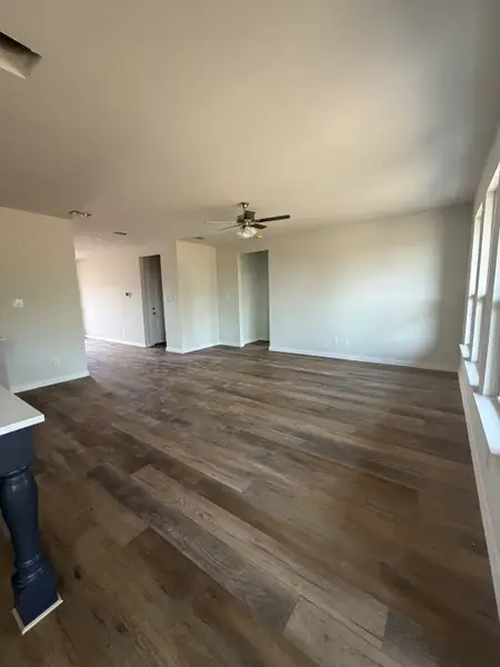 Spacious, unfurnished interior of a new home in Trail Creek, Cleburne (Image 11).
